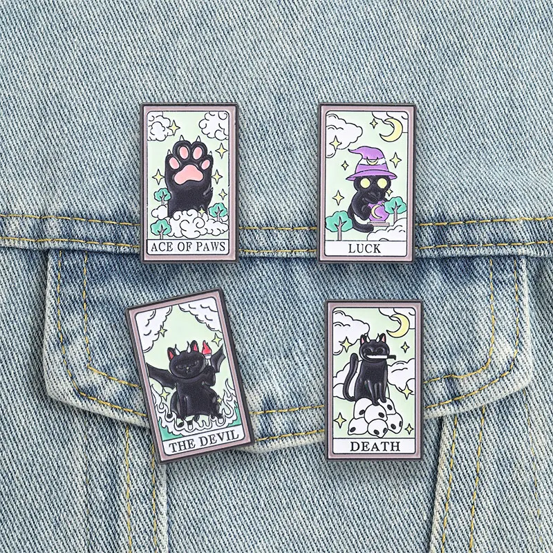 Schwarze Katze Tarotkarte Emaille-Pins Gotische Mystische Cartoon-Kätzchen-Broschen Pik-Ass Pfoten-Anstecknadel Hexen-Schmuck Geschenk für Freunde