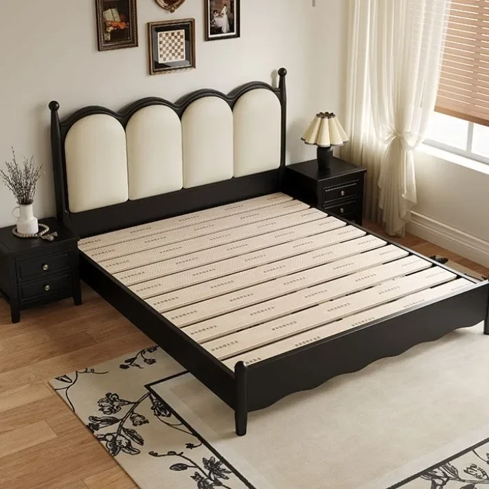 Französisches Retro-Massivholzbett, mittelalterliches Hauptschlafzimmer, 1,5 m großes Doppelbett, moderne, einfache, leichte, luxuriöse weiche Tasche aus schwarzem Leder