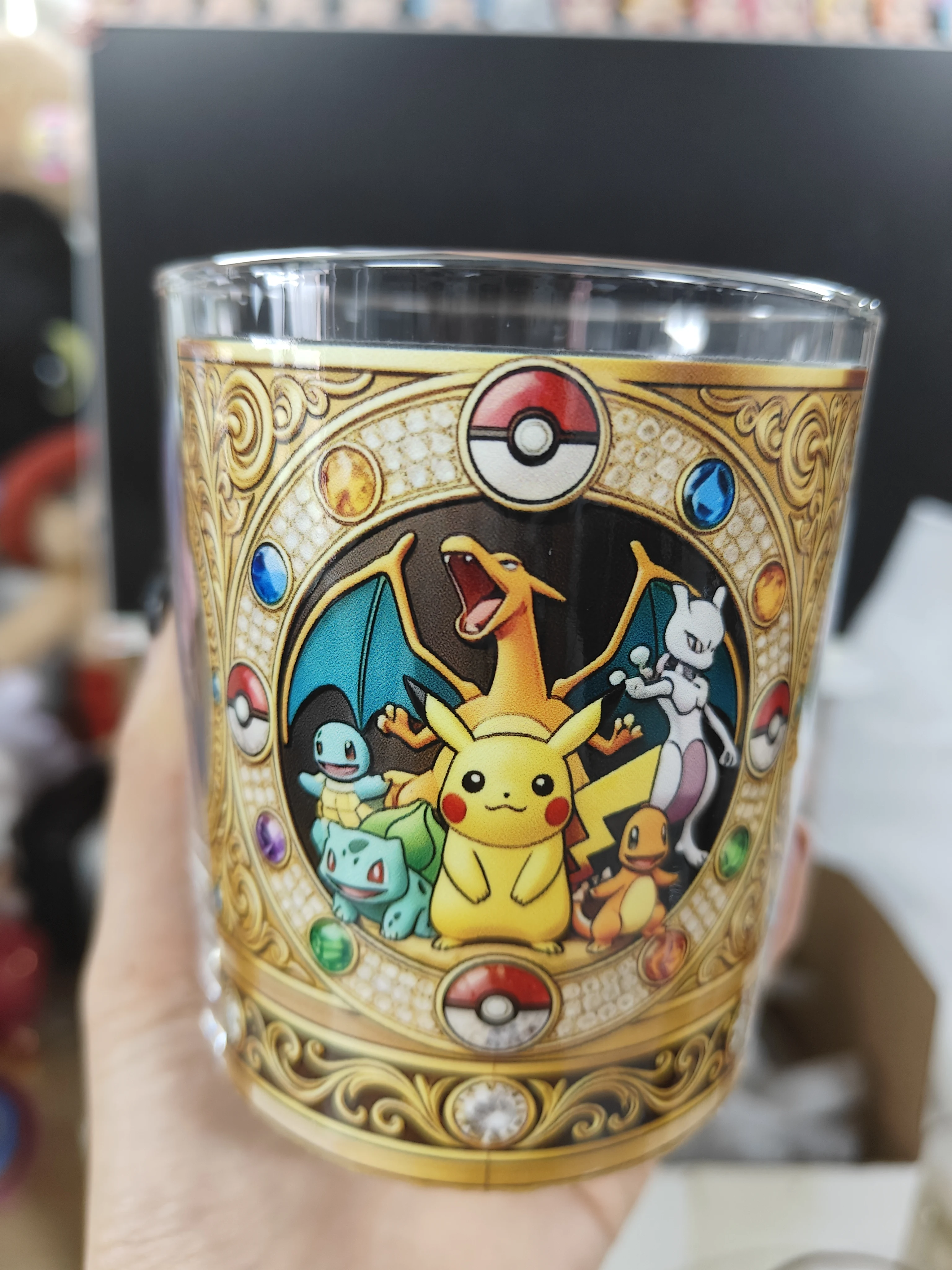 Neuer Pokémon 30. Jubiläums-Whiskey-Tumbler mit historischem Muster, Vintage-Porträt-Design, Glasbecher – Detail 8