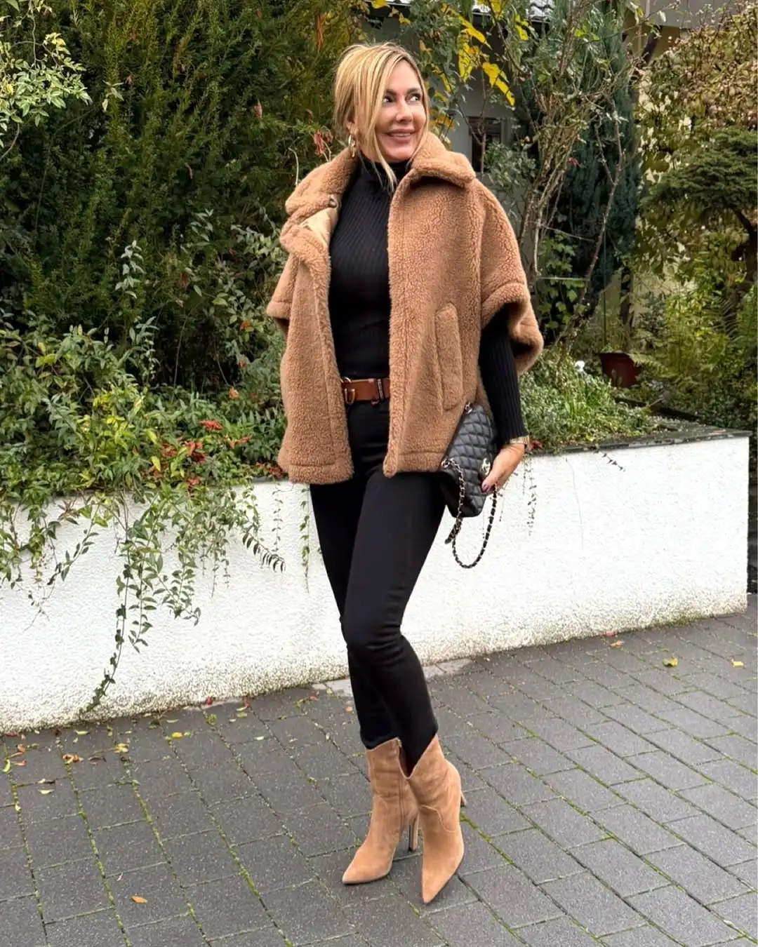 

Short Sleeve Lamb Fleece Coat Women Solid Casual Lapel V-neck Pockets Loose Furry Coats 2026 Lady Winter Daily Commute Outwear