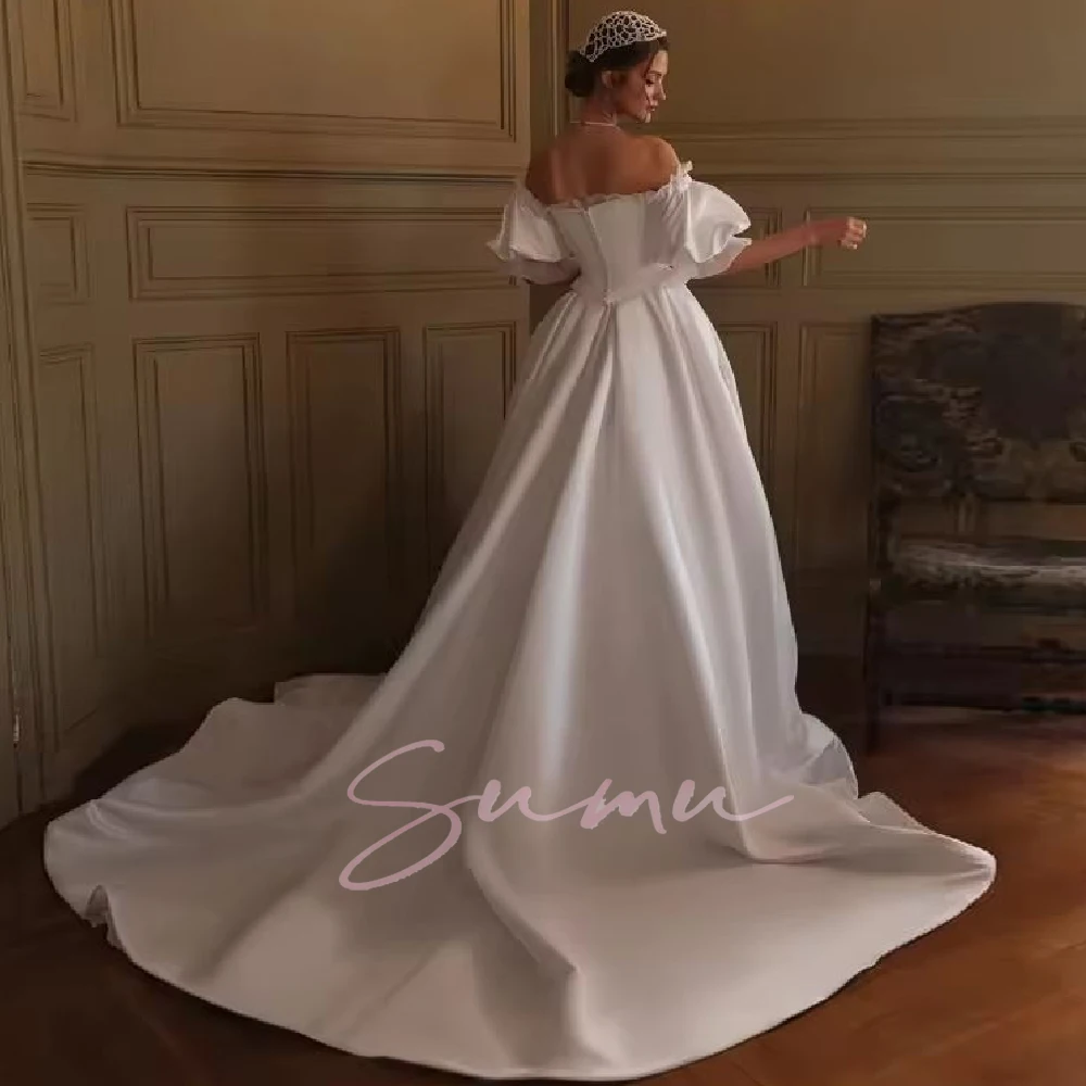 فستان زفاف مخصص بطيات من التول وأكمام منتفخة وزر من الساتان فستان زفاف طويل على شكل حرف a Abito da sposa