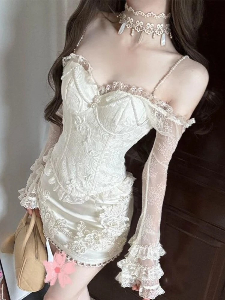 

Французский элегантный комплект из двух предметов: кружевной топ с длинными рукавами и юбка с высокой талией. Шикарный образ принцессы-феи. Весна 2026.