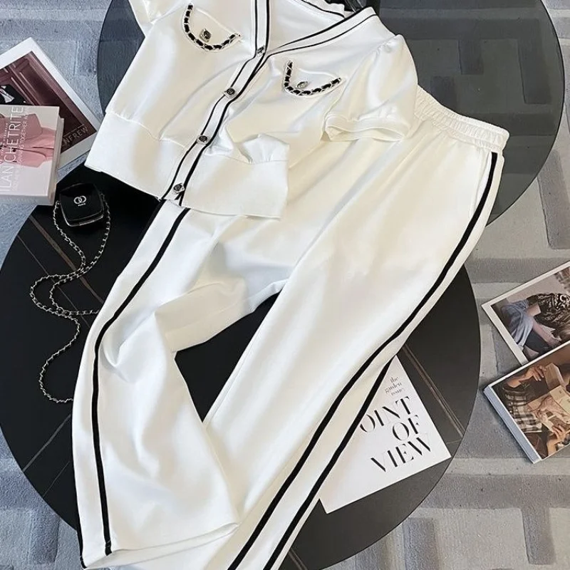 Conjunto esportivo feminino branco, calças de pernas largas, manga curta, redução de idade, nova moda, primavera e verão, 2 pcs/set, 2023