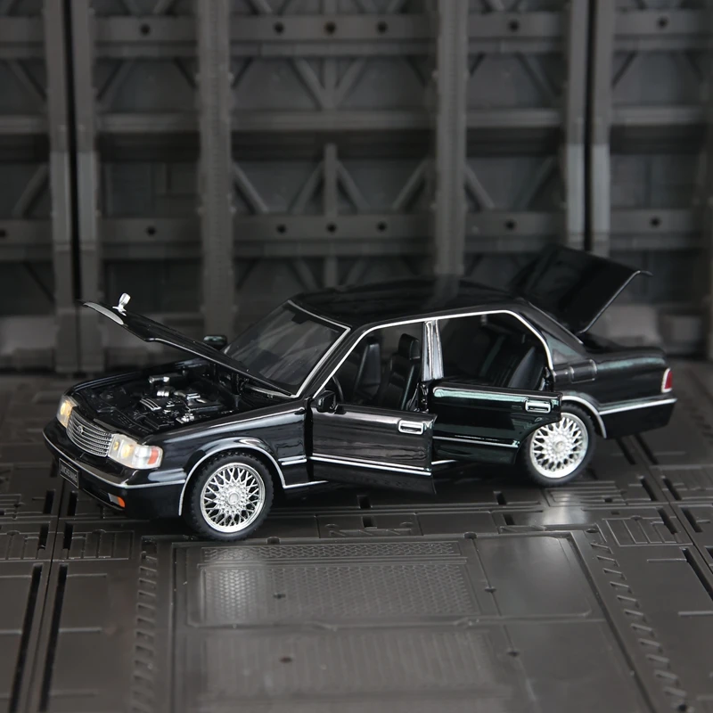 1:32 Simulation Toyota Crown Alloy Car Model Doors and Engine Lid Trunk can be opened has simulated sound and lighting