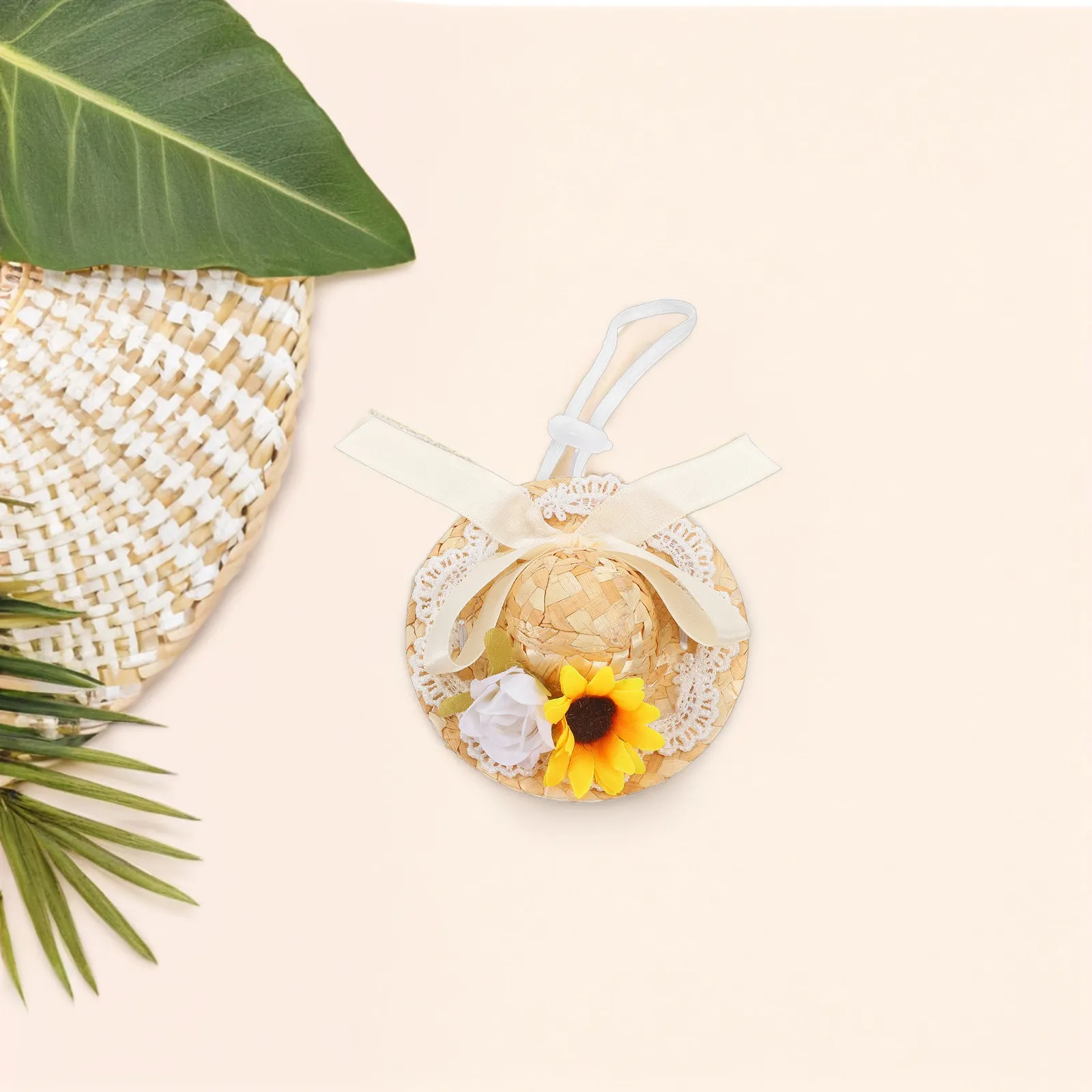 Mini Chapéu Trançado para Acessório de Verão com Laço e Flor Artificial, Charmoso e Elegante, Material de Rattan Resistente, 4Cm de Diâmetro Interno