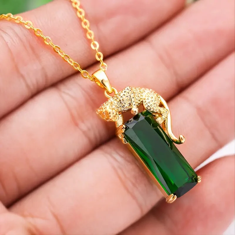 Huitan Gold Color Leopard Pendant Necklace for Women Luxury Bright Green Zirconia Accessories for Party Anniversary Jewelry Gift