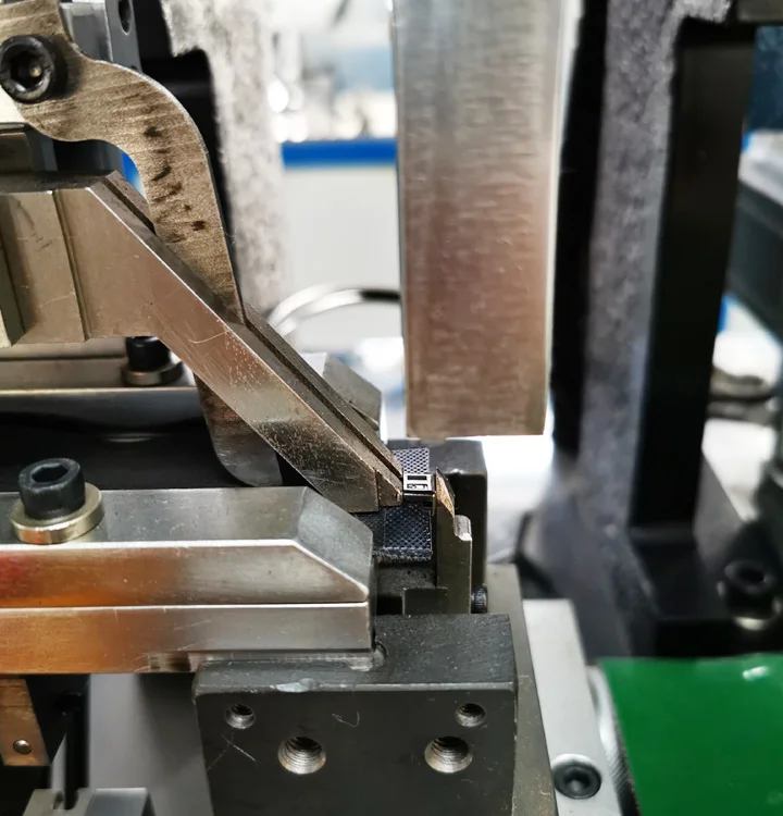 Macchina per la produzione di cerniere per macchine da taglio per cerniere in nylon open-end completamente automatica