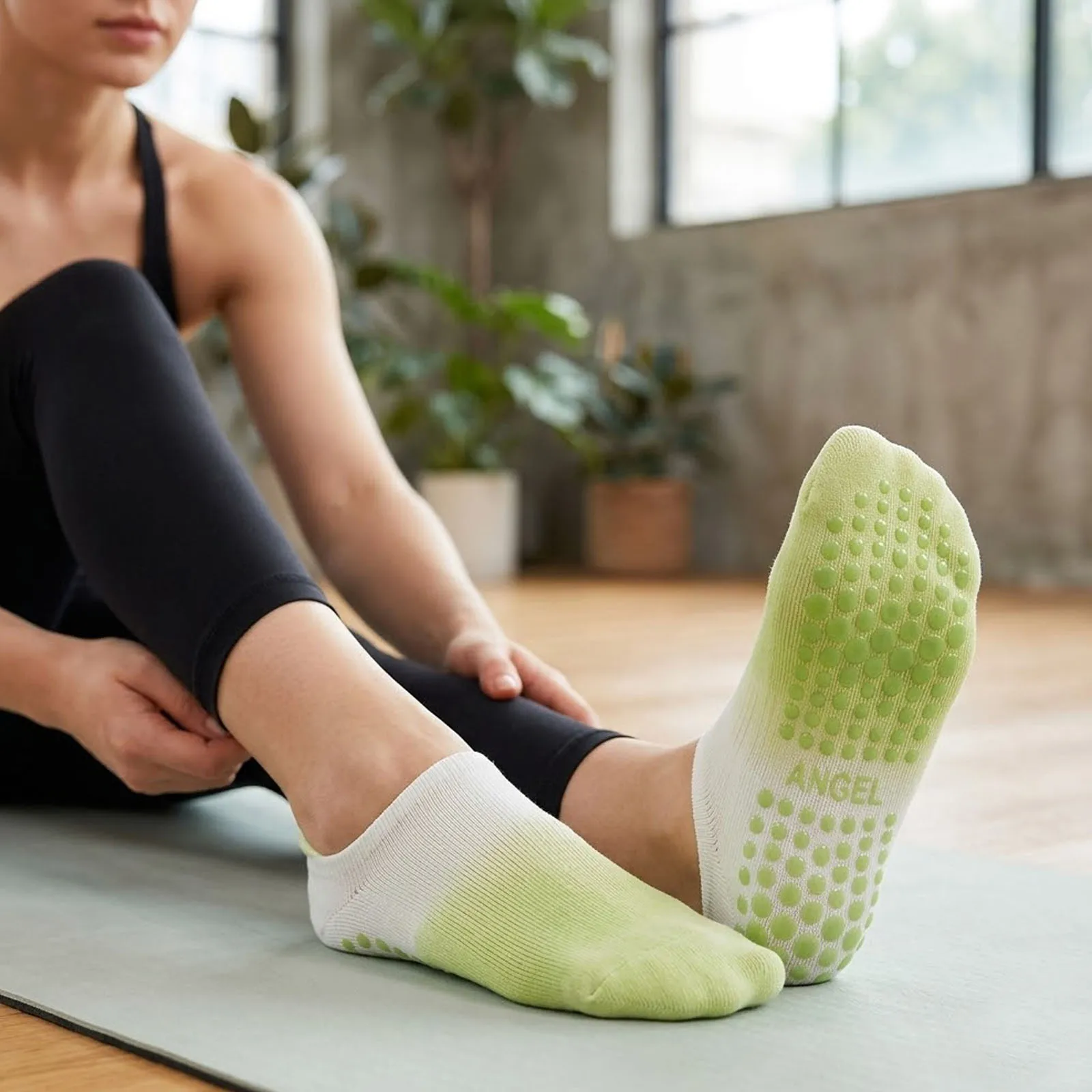 Women Yoga Socks with Grips Non-Slip Gradient Color Pilates Ballet Fitness Socks