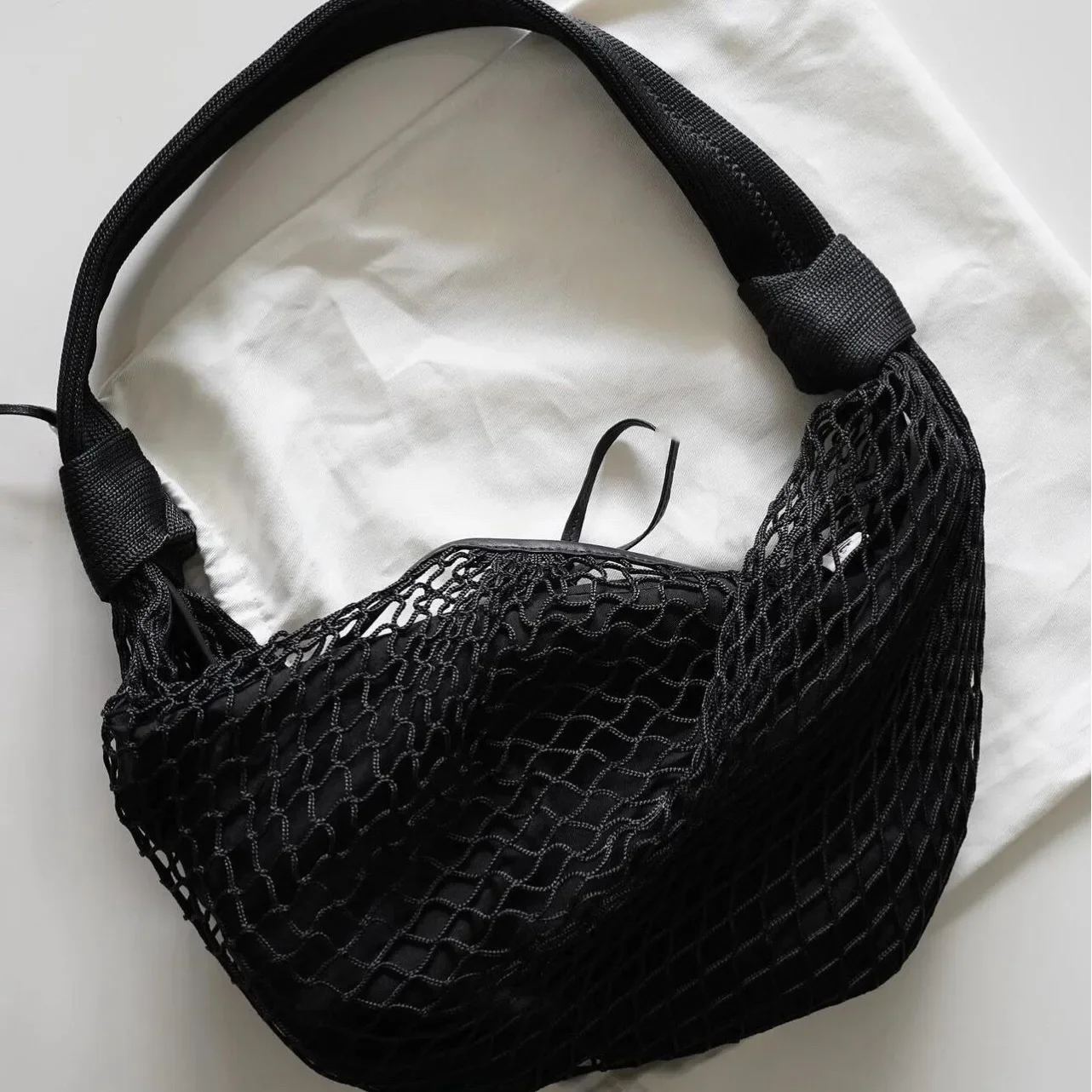 

Модельерская сетчатая сумка на шнурке, полая рыболовная сеть, сумка через плечо, сумка-тоут в форме полумесяца, сумки-тоут для женщин, круассан-шоппер