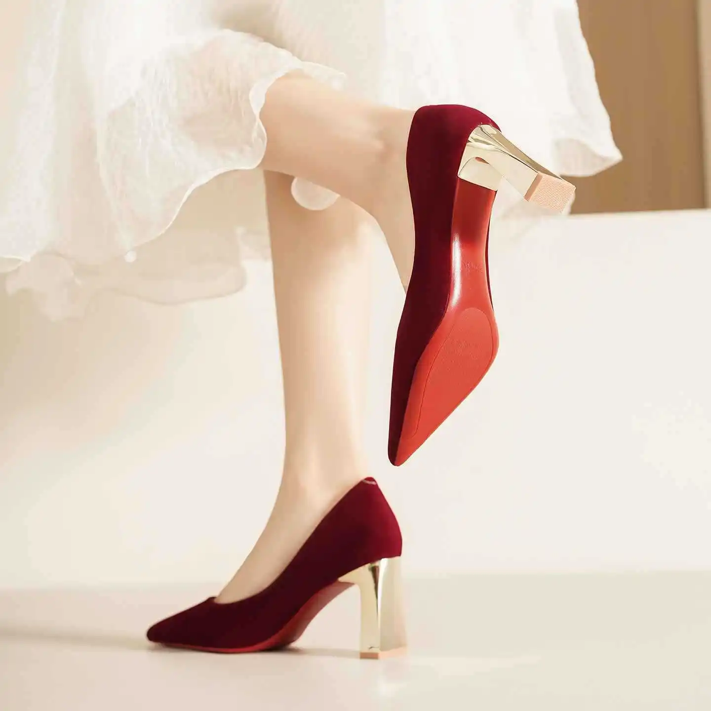 

Усталость от обуви, туфли на красной подошве, свадебные туфли из бордовой замши, удобные туфли с заостренным носком на толстом металлическом каблуке, туфли на высоком каблуке.