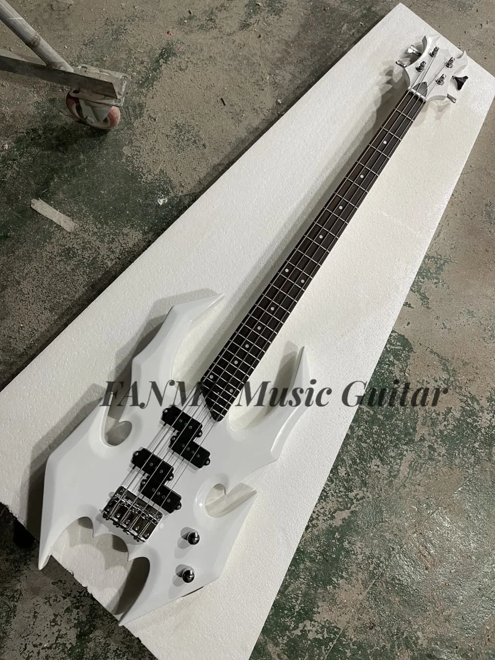 

Белый бас, бас Little Spider F, фиксированный бридж, корпус из цельного дерева, кленовый гриф, накладка на гриф из палисандра, настраиваемая