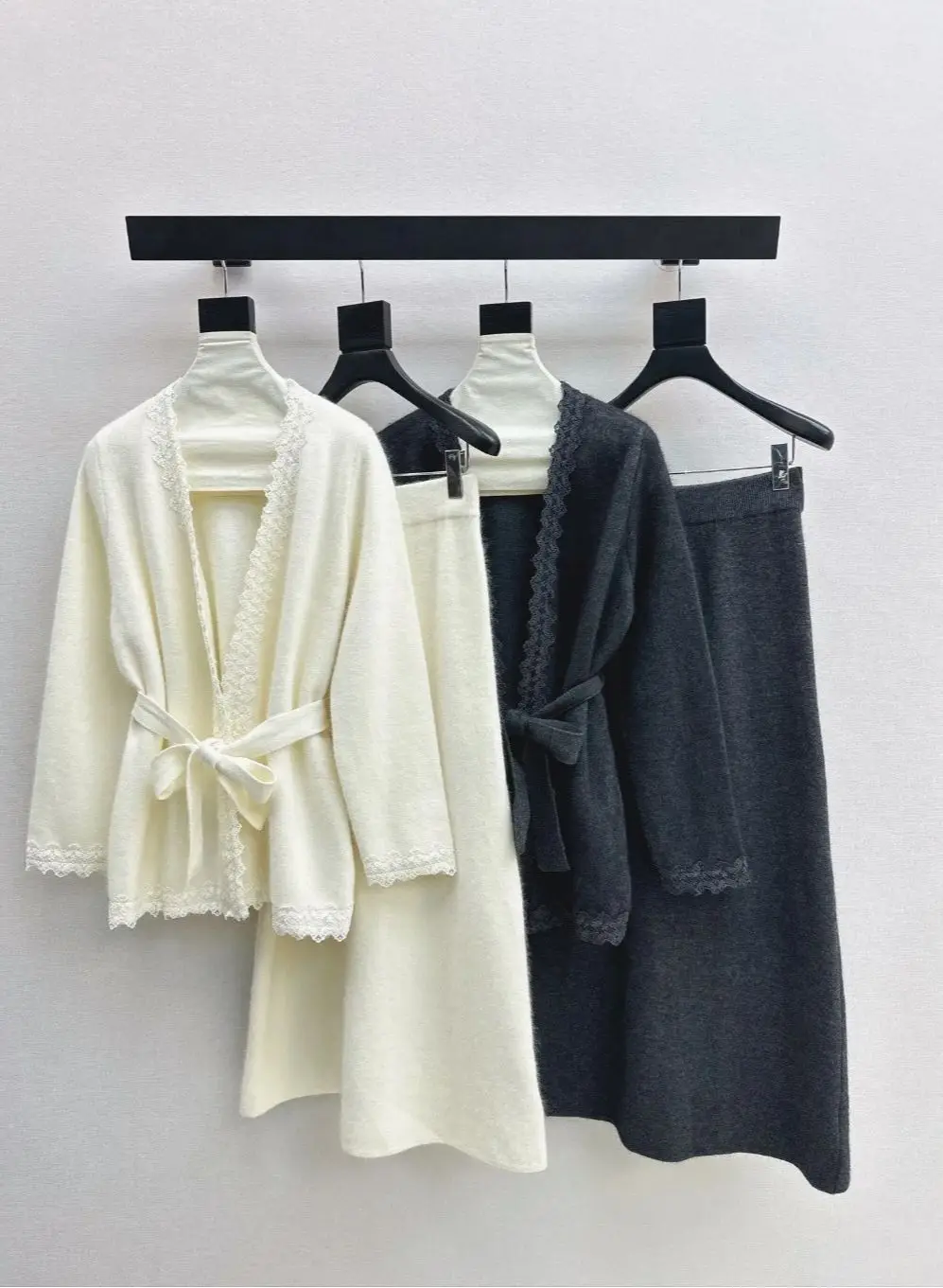 

Новый ранний весенний кардиган с кружевной отделкой, свободной и узкой юбкой с высокой талией и шерстяным костюмом элегантно и стильным.