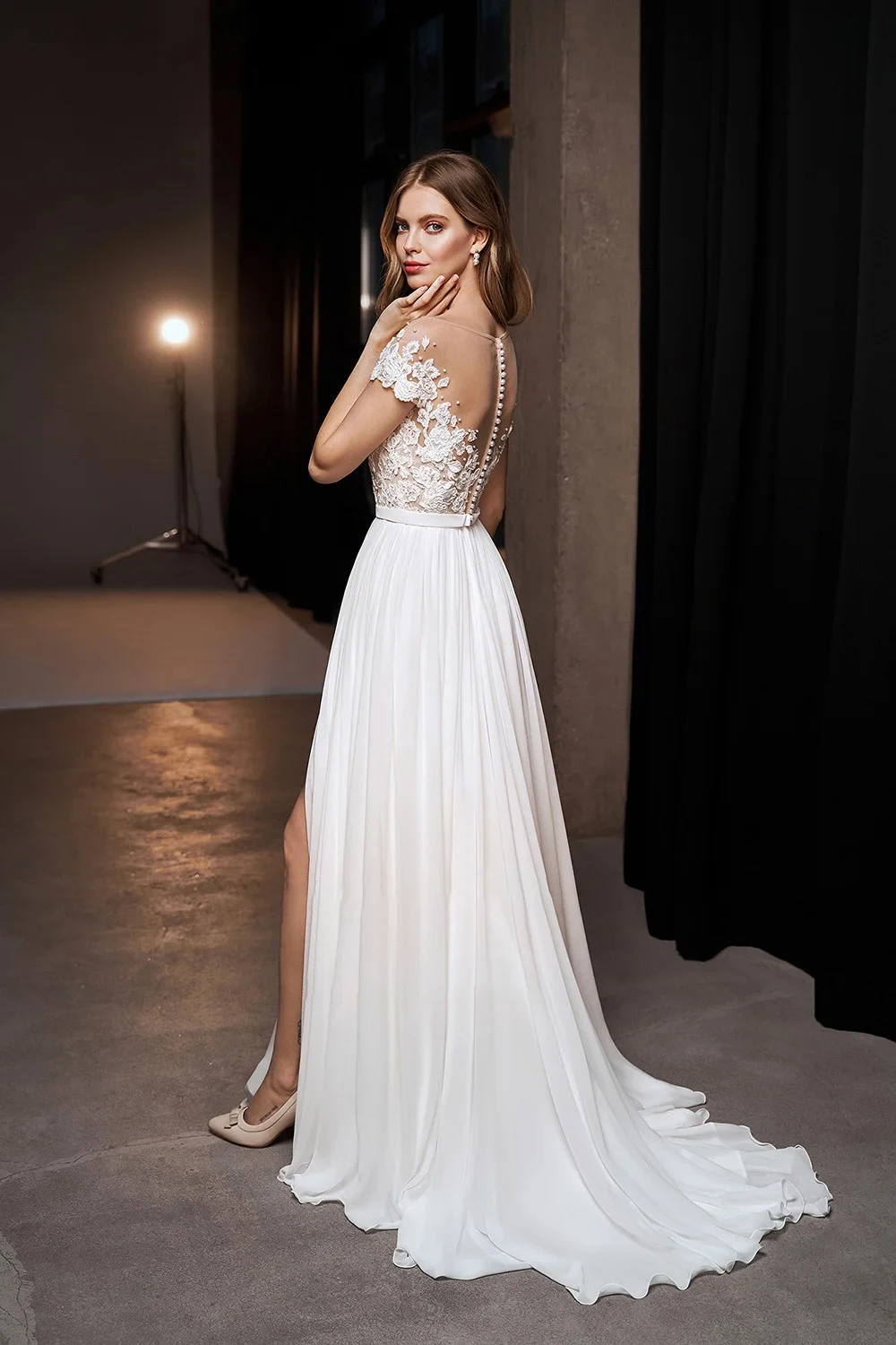 

Haohao Vintage Beach Wedding Dress Lace Appliques Illusion V Neck Cap Sleeve High Slit Bride Gowns Chiffon Vestidos De Novia