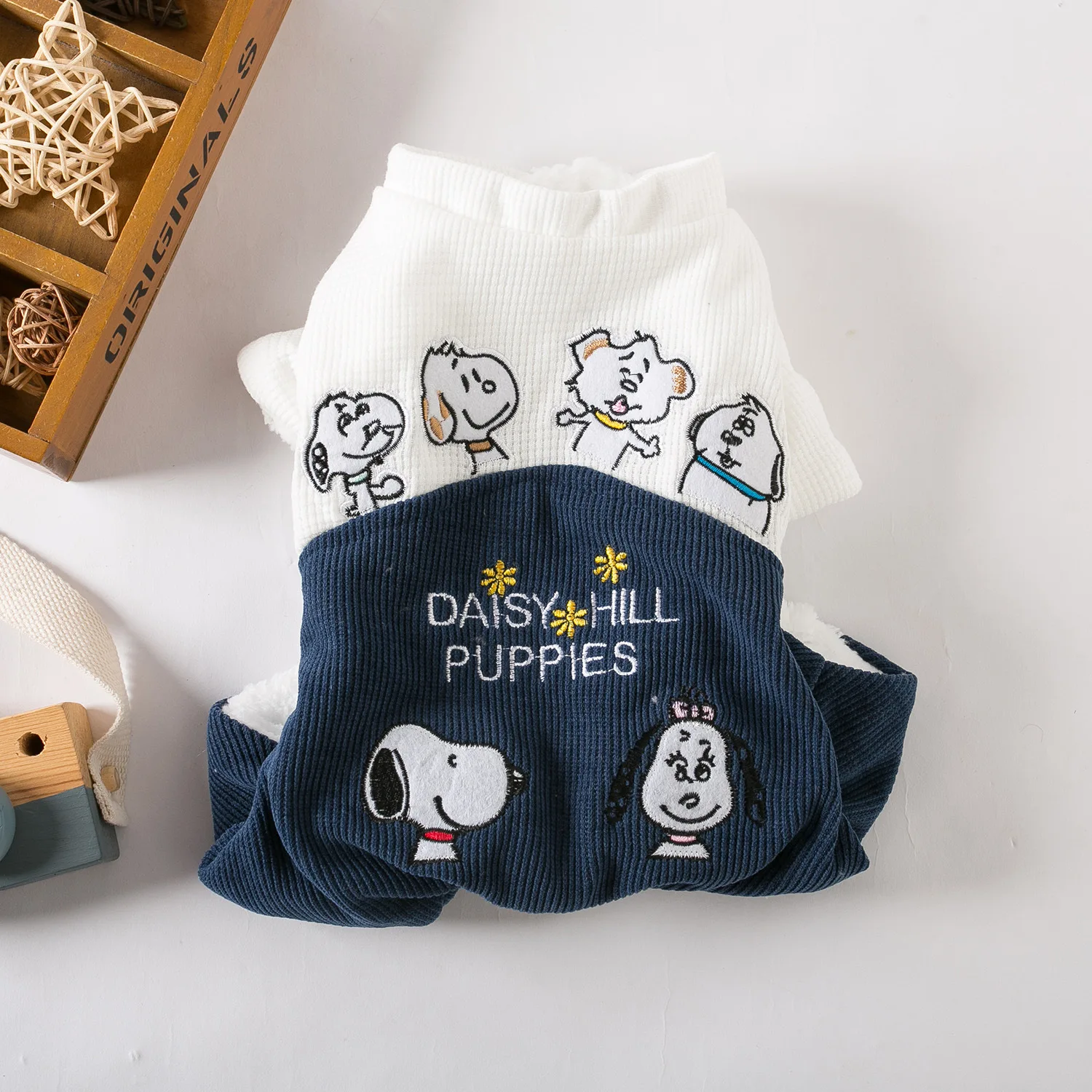 

Новая милая теплая и дышащая одежда для собак с пэчворком, комбинезон для собак, куртка с мультяшным принтом Снупи, весенне-осенняя куртка для щенков