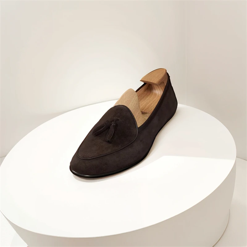 Mocassins masculinos de couro de vaca, bico redondo, slip-on, borla, vestido, sapatos casuais de escritório, feitos à mão