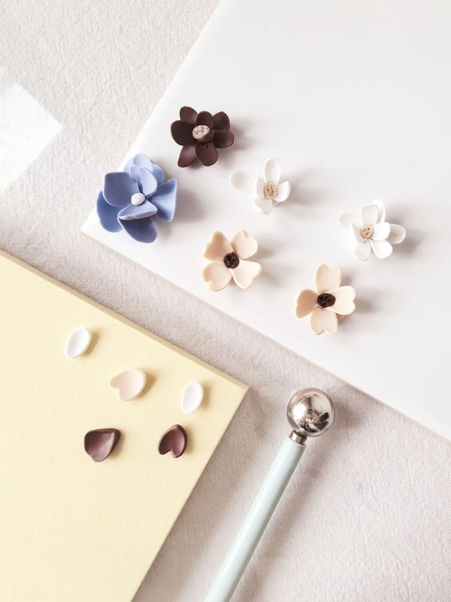 10 x 10 cm große PLA-Arbeitsmatte mit Antihaftbeschichtung für die Herstellung von Blumen und Blütenblättern aus Polymer-Ton – Gelb- und Rosa-Bastelunterlage für Schmuck und Ohrringe – Detail 7