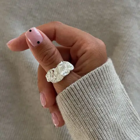 여성을위한 새로운 트렌디 실버 컬러 반지 미니멀리스트 불규칙한 주름 금속 기하학 크리 에이 티브 오픈 반지 파티 매력 보석 선물