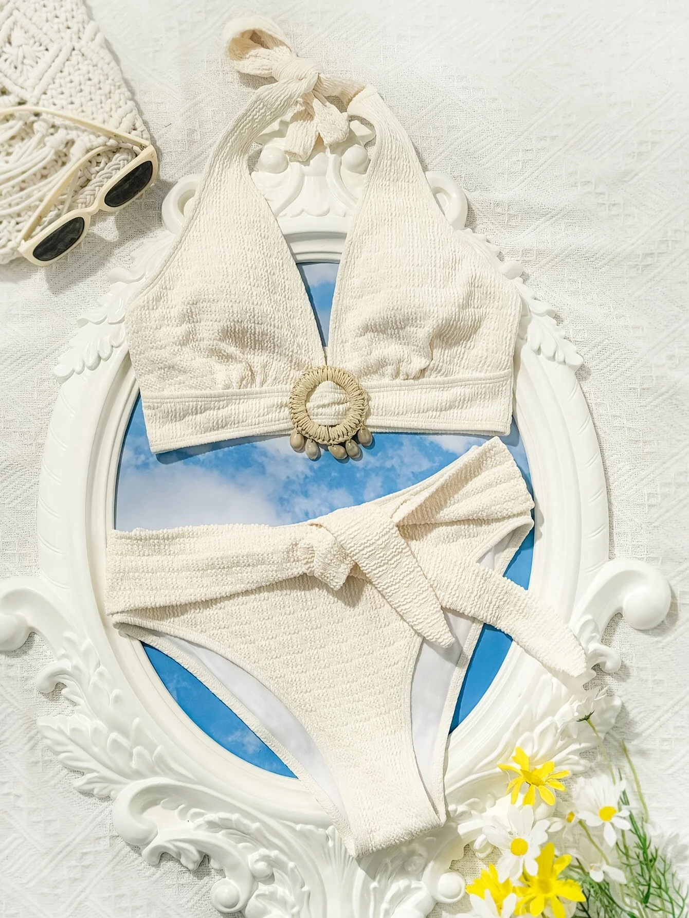 2026 Nuovo set bikini strutturato avorio - Top all'americana con abbellimento a conchiglia, fondo a vita alta con nodo, costumi da bagno da spiaggia chic