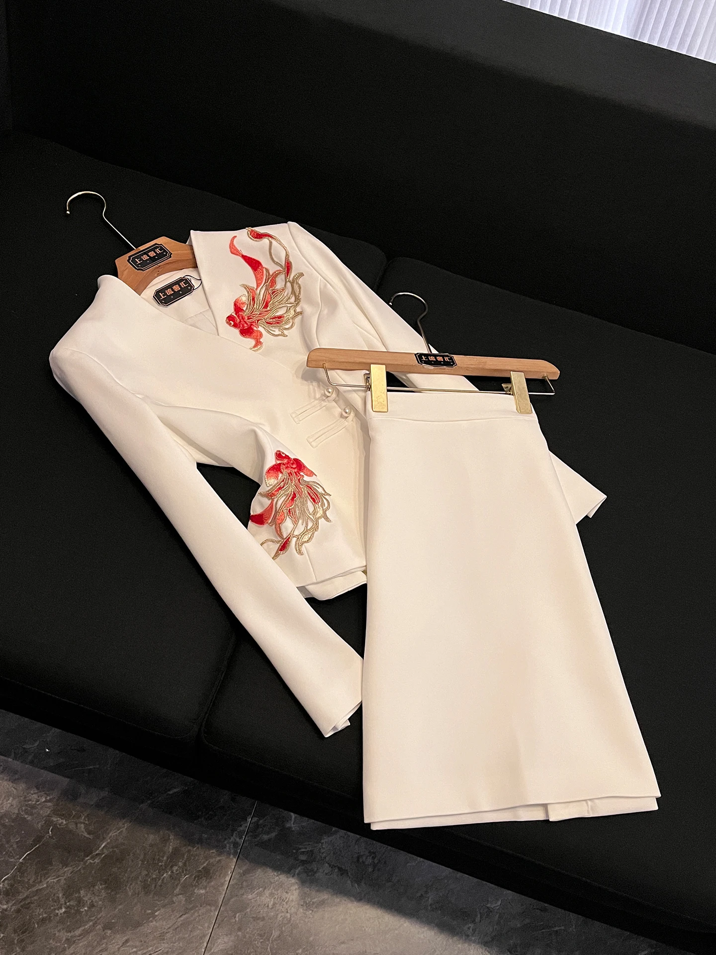 

Элегантный белый костюм с вышивкой для женщин, изысканный дизайн в китайском стиле, новая модная коллекция Весна 2026, женский комплект