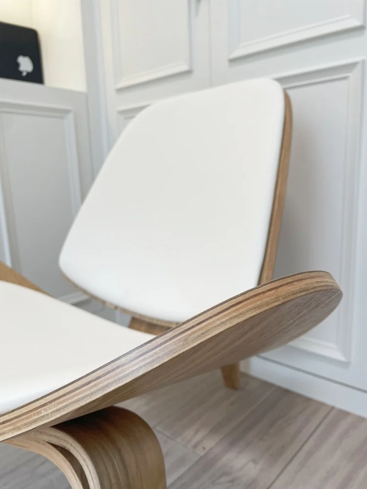 Chaise de style Hans Wegner, chaise à coque en cuir simple et moderne avec siège rembourré blanc, chaise longue ergonomique à trois pieds