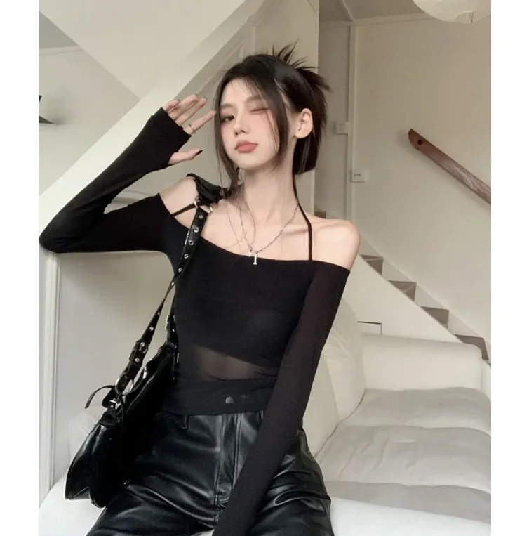 

Long sleeved T-shirt off shoulder short top