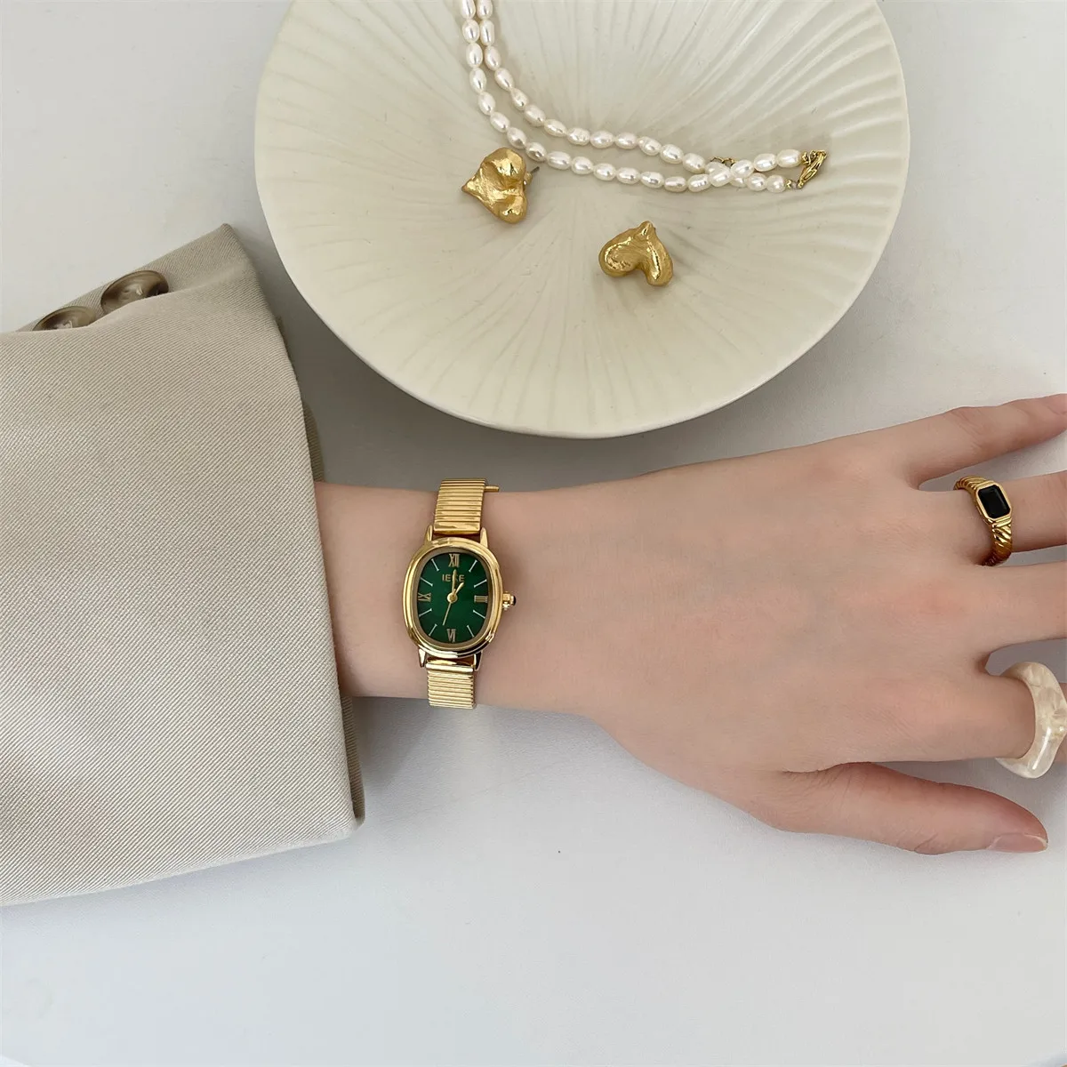 

VintageLuxuryWomen'SWatchWith A ThinStrapExuding Elegance And SophisticationA Delicate OvalShaped Wristwatch For Refined Ladies.