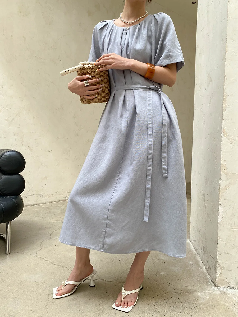Sommerliches Damenkleid in unifarbenem Design mit plissierter Taille und Rundhalsausschnitt. – Detail 18