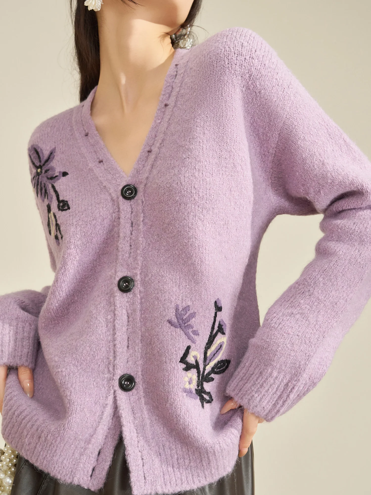 

Элегантный вязаный кардиган Flowing Era: женский, свободный, высококачественный, цвета «допаминовый фиолет», из мягкого полиэстера, длинный, с V-образным вырезом