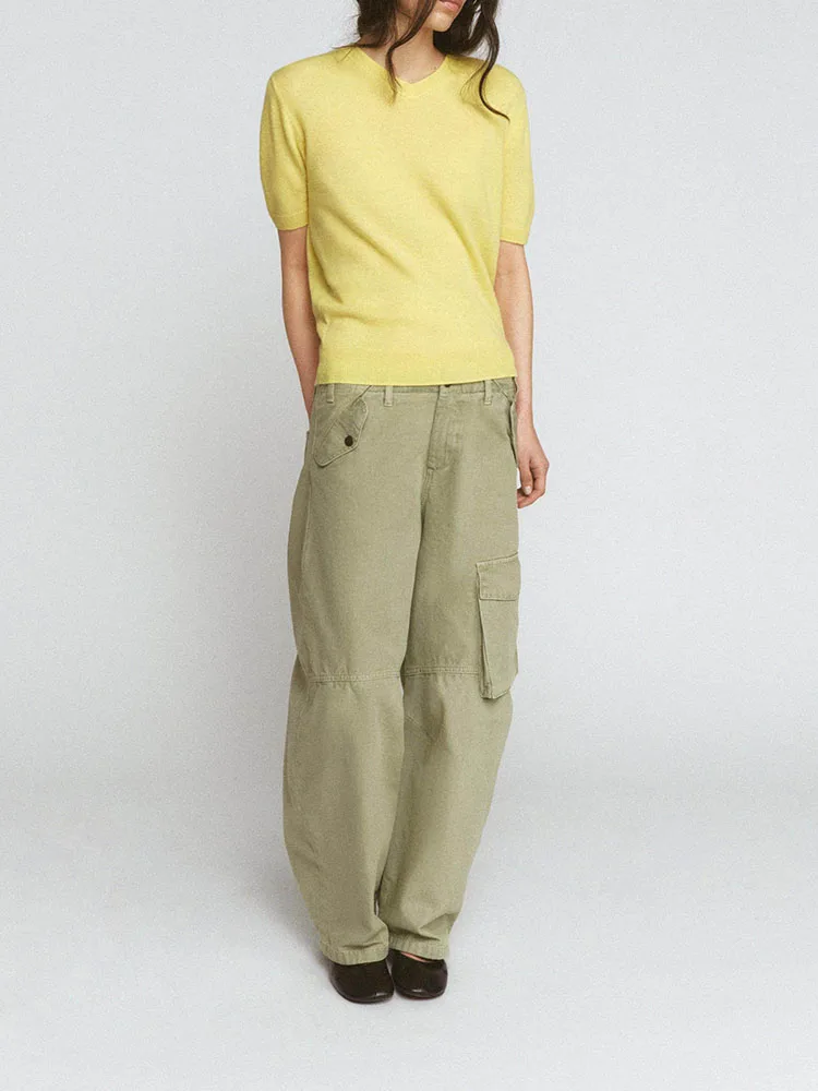 

Весна 2026: Женский вязаный свитер с V-образным вырезом и коротким рукавом – модный, повседневный, комфортный, с эффектным дизайном