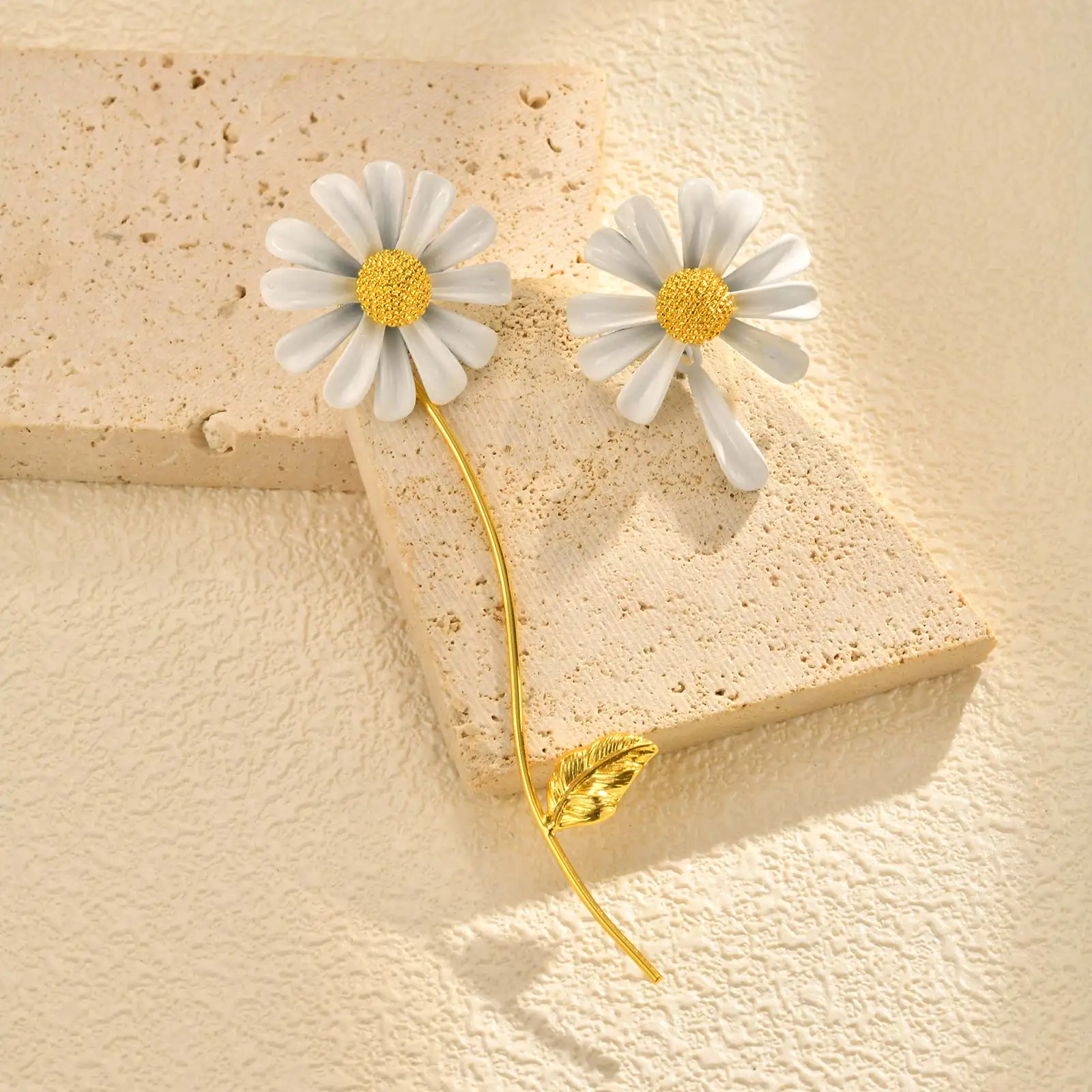 شخصية أنيقة غير المتماثلة زهرة الأقحوان الأقراط، أقراط معدنية هيبوالرجينيك، مجوهرات الأزياء الحلوة للنساء هدية