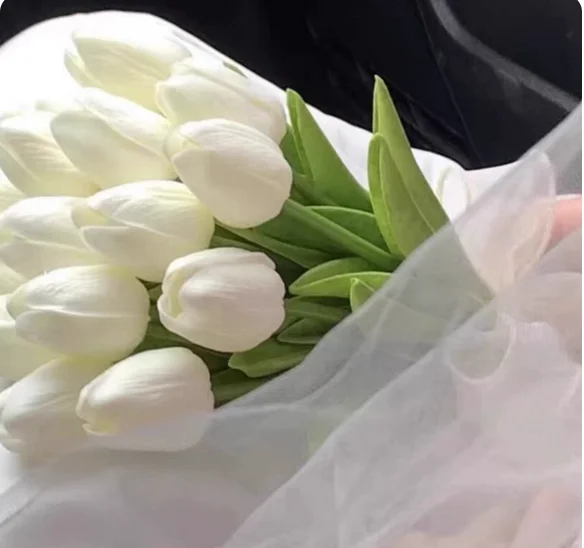 Tulip simulation bouquet wedding retro photo bride holding French license photo holding.