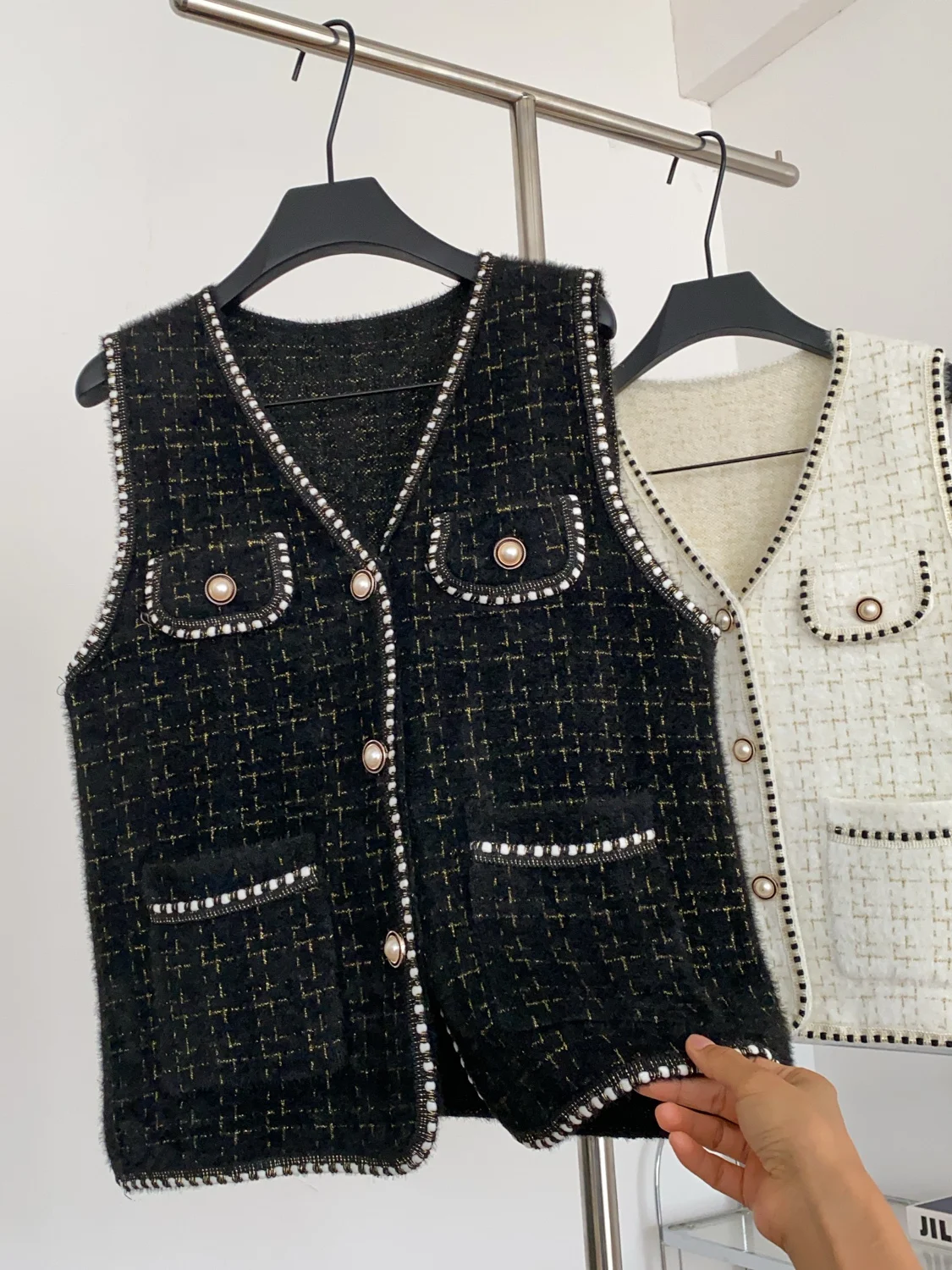 Elegant V-Neck Single-Button Knitted Vest Women's Fashion Outerwear Sleeveless High-End Feeling Personality Top