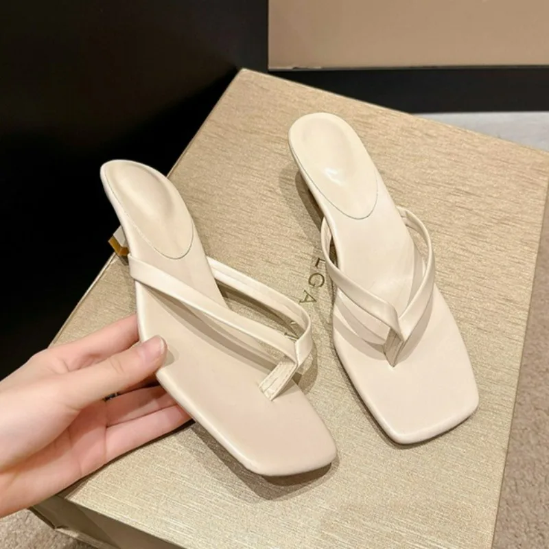 

Летние женские тапочки на клипсе, удобные шлепанцы на низком каблуке, повседневные модельные сандалии в уличном стиле, модная верхняя одежда, шлепанцы