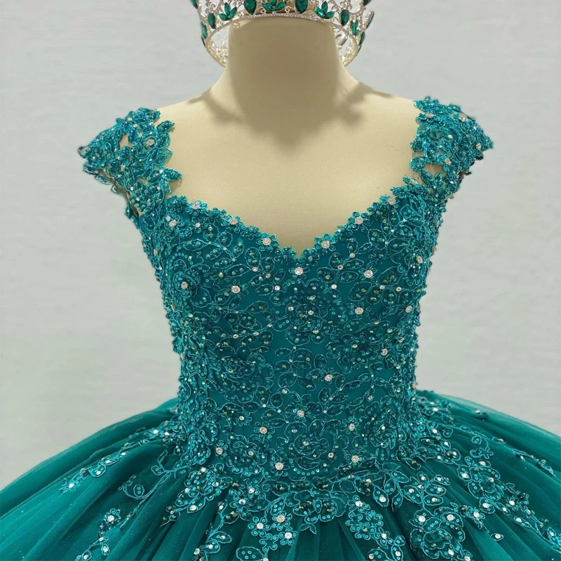 2023 Amazing Emerald Green Quinceanera Dresses Lace Applqiues Sweet 16 Court Train vestidos de 15 años party dresses