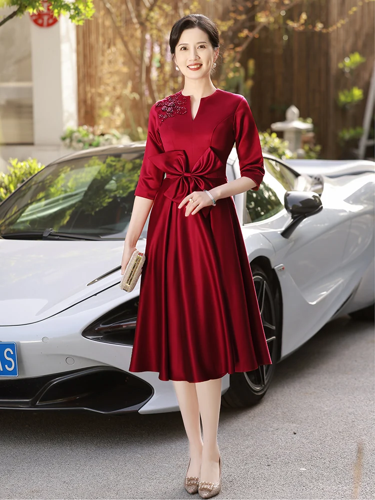 

Wine Red Satin Tea-Length Mother Of The Bridal Dresses Modest Round Neck A-Line Women Evening Gowns For Wedding Party