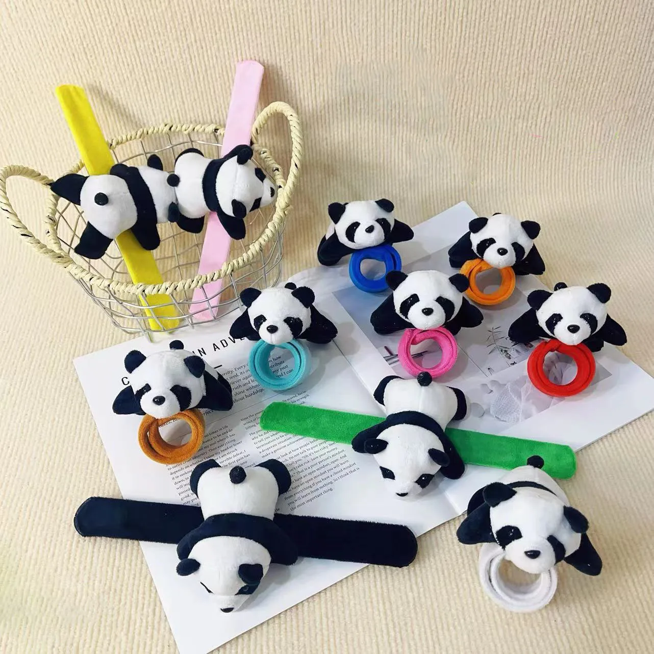 10 pezzi 10 cm Kawaii Panda Pop Anello Bracciale in peluche Spilla Pancia Panda Abito da polso per ragazzi e ragazze Compleanno Regalo di Natale