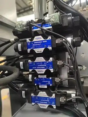 新型ミニタイプ挿入垂直射出成形機、金属被覆用ヒンジ製造機