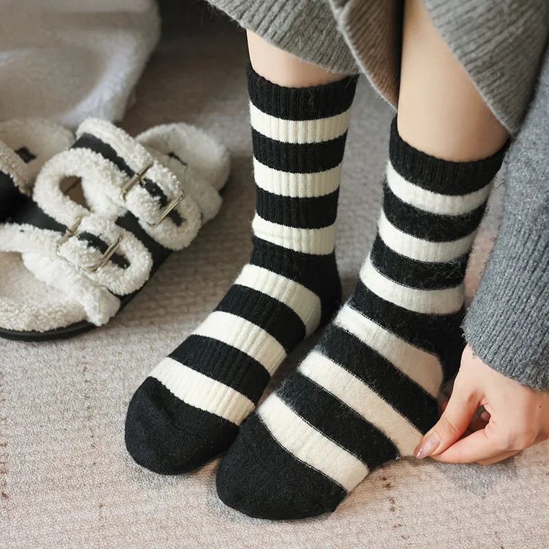 ถุงเท้าข้อกลางลายสองแถบคลาสสิกสำหรับผู้หญิง รุ่นใหม่ปี 2025 ผลิตจากผ้าขนสัตว์ผสมฟลีซ ป้องกันการเกิดขุย