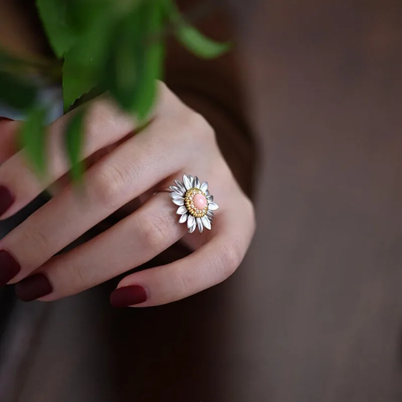 Xiaohongshu نفس نمط القرون الوسطى أواخر الصيف ديزي حلقة مفتوحة المرأة المتخصصة الأزياء الخفيفة الفاخرة الرجعية مجوهرات أنيقة