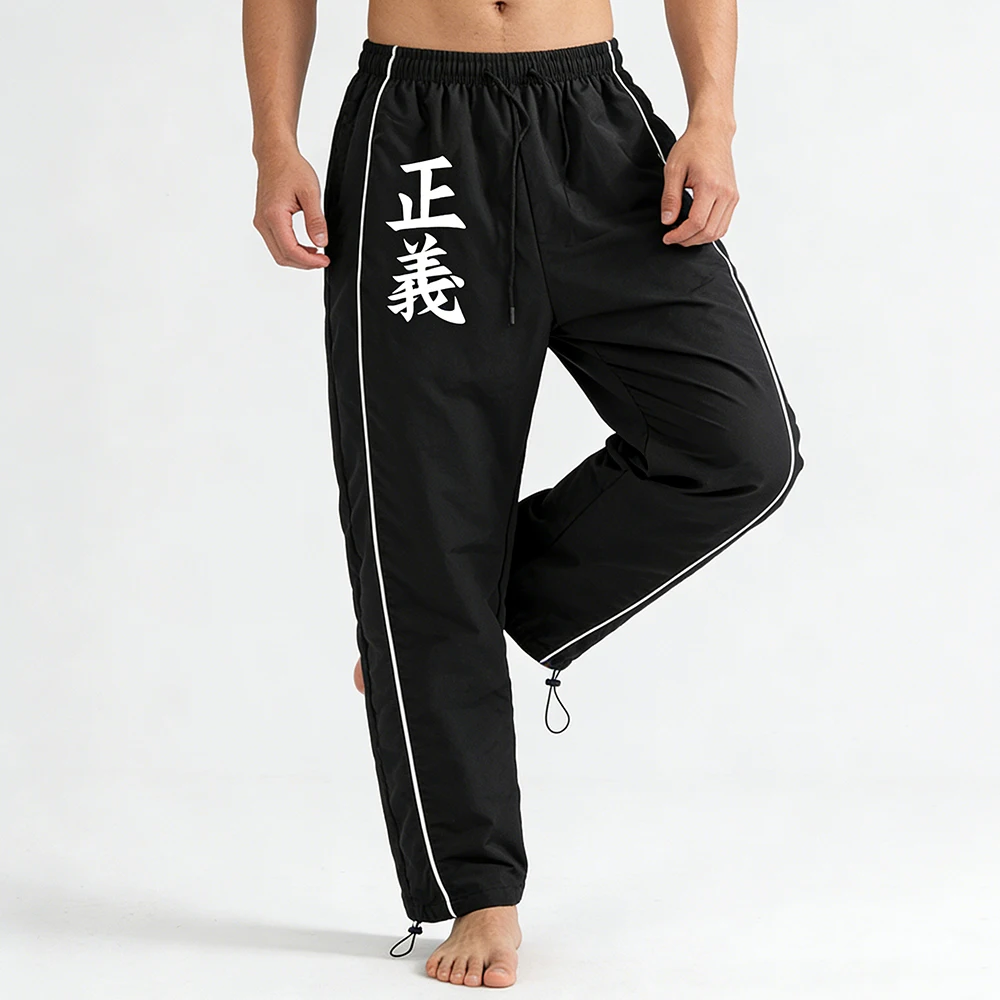 Herren-Sporthose in Schwarz mit chinesischem Schriftzug „Gerechtigkeit“ und weißen Seitenstreifen, Kordelzug, lässige, locker sitzende Hose – Detail 4