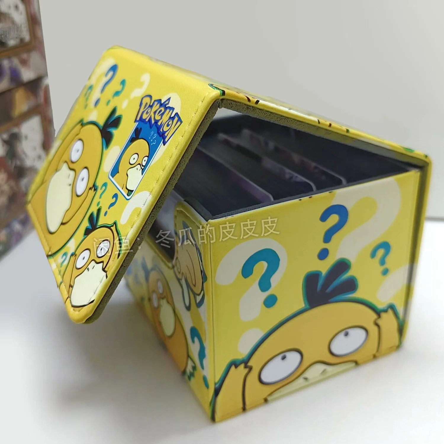 Pudełko na karty DIY, własnoręcznie robione, z motywem kreskówkowym PTCG Psyduck, urocze pudełko do przechowywania kart Ws Opcg Ygo Ptcg Psyduck, wysokiej jakości skórzane pudełko na karty, zabawki na prezent.
