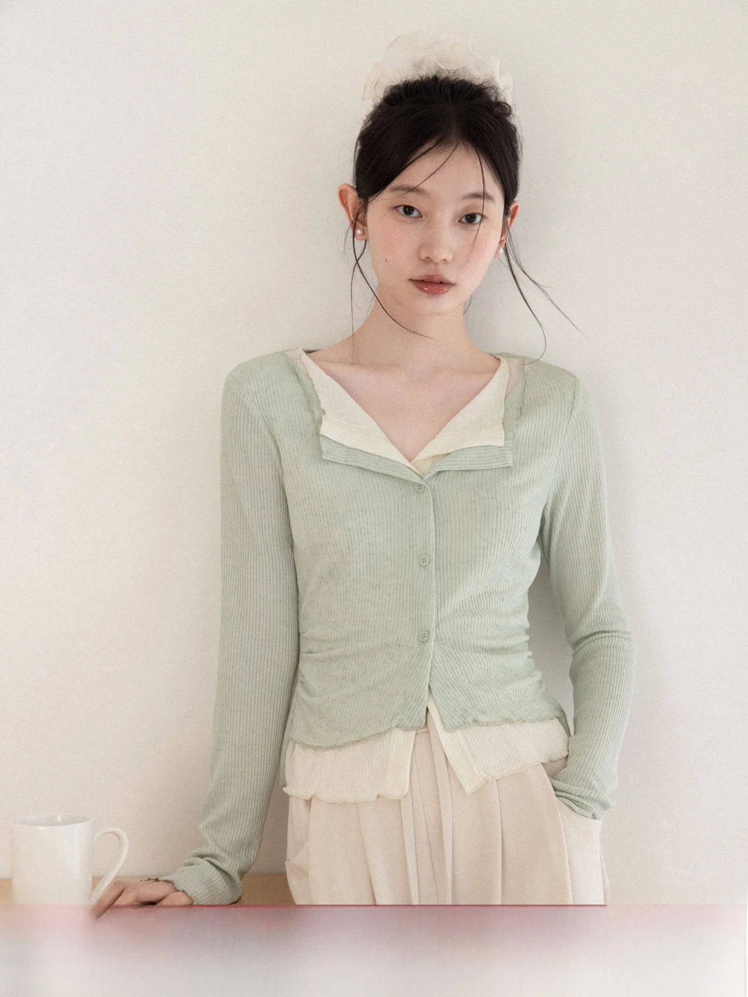 

Женская базовая футболка с воротником, весна 2026, повседневная, приталенная, с длинным рукавом, V-образный вырез, мягкая, комфортная ткань