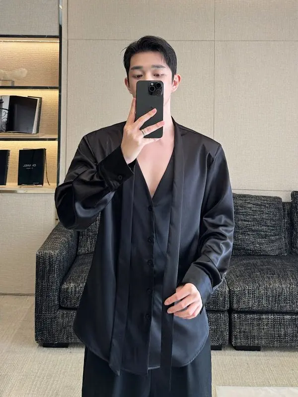 

Мужская атласная рубашка с длинным рукавом и V-образным вырезом, свободного кроя, для выступлений, повседневная, модная, в корейском стиле, из полиэфирного волокна, весна 2026