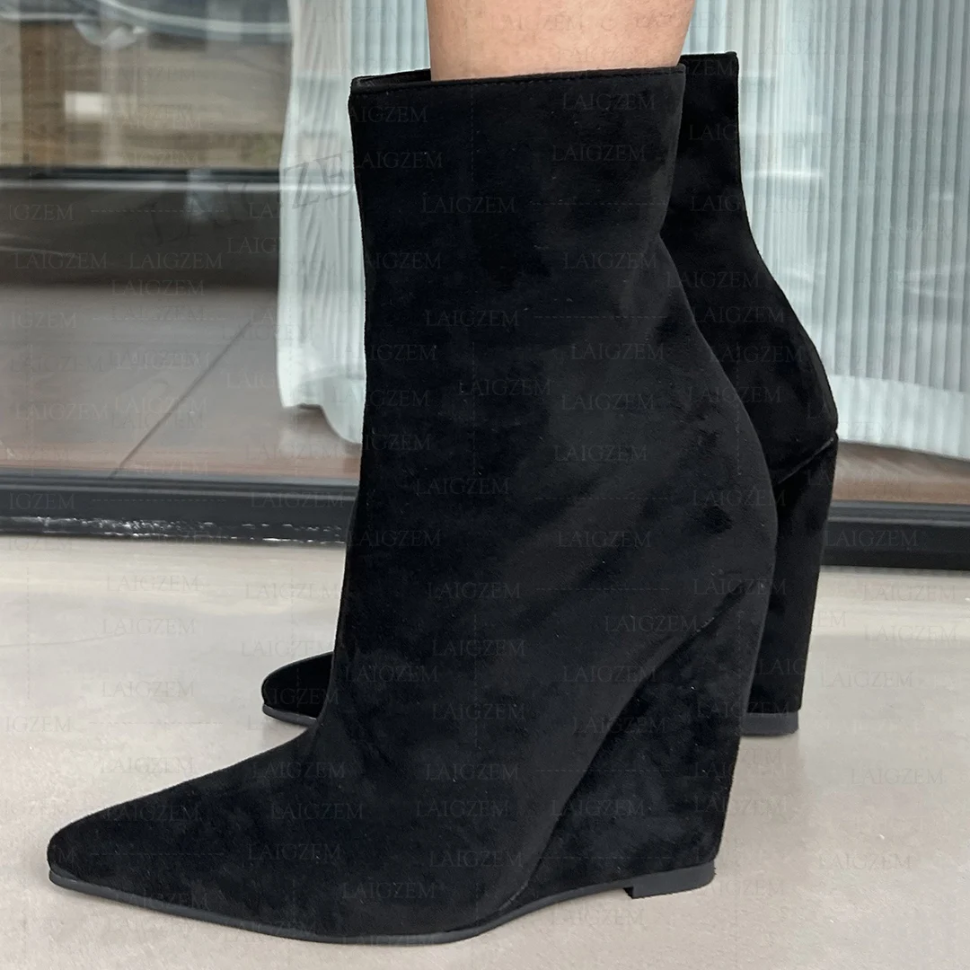 

LAIGZEM Женские ботильоны на танкетке с боковой молнией и острым носком, искусственная замша, короткие ботинки с острым носком, женская обувь, большой размер 41 43 45 47