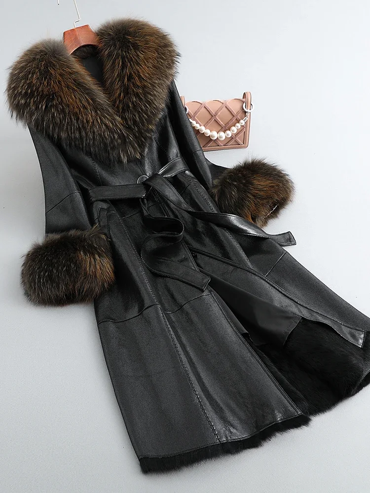 سترة جديدة متوسطة إلى طويلة من فراء الراكون وبطانة داخلية من فراء الأرانب للنساء