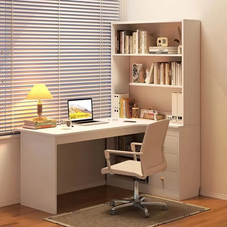 

Деревянный компьютерный стол со встроенной книжной полкой и стеллажом, подходит для домашнего использования и работы за компьютером.