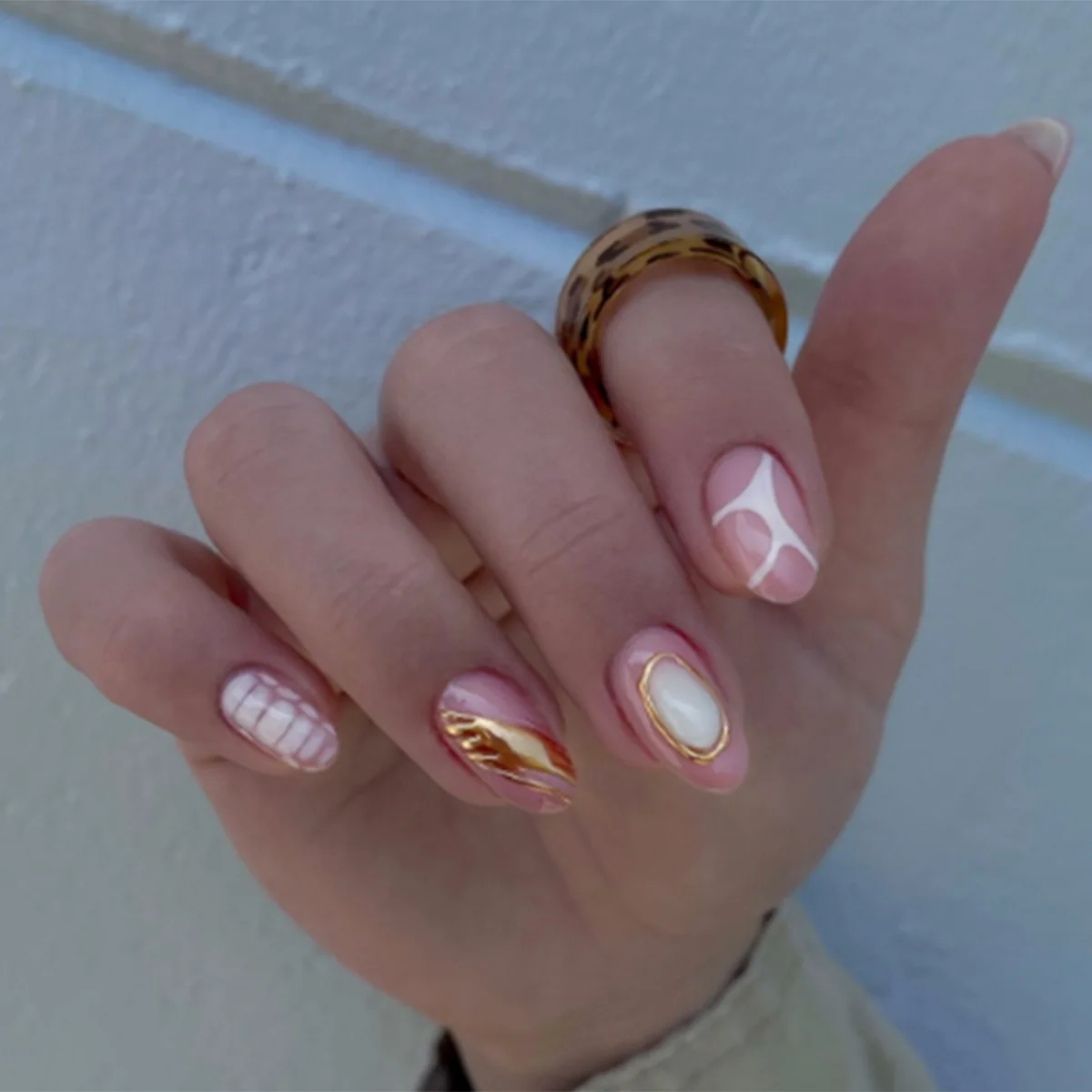 

24Pcs Short Round Head Fake Nails Press on With 3D Gilded Magic Mirror Design False Nails Art Datachable Full Cover Nails Tips