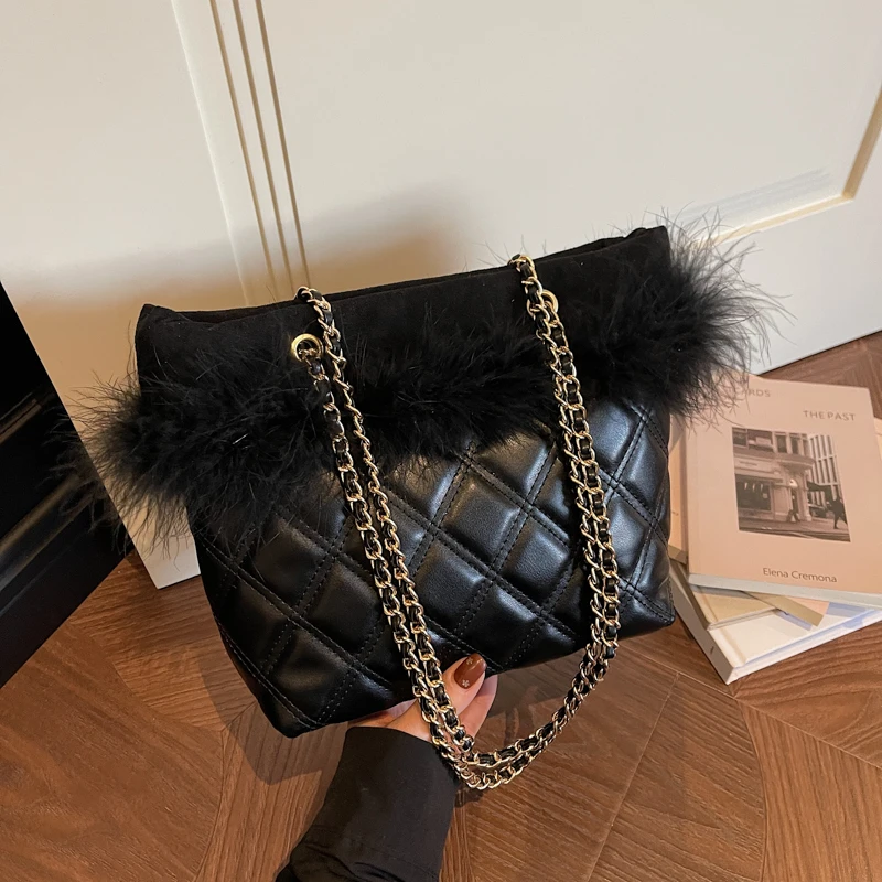 

Designer Lingge Pattern Crossbody Bag For Women Luxury Faux Fur Handbag Winter Bag Fashin Chain Shoulder Bag Brand Bucket Tote