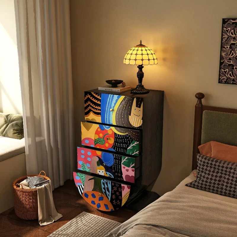 خزانة خشبية بأربعة دلاء، وغرفة معيشة على الحائط، وخزانة تخزين منزلية بجانب السرير لغرفة النوم