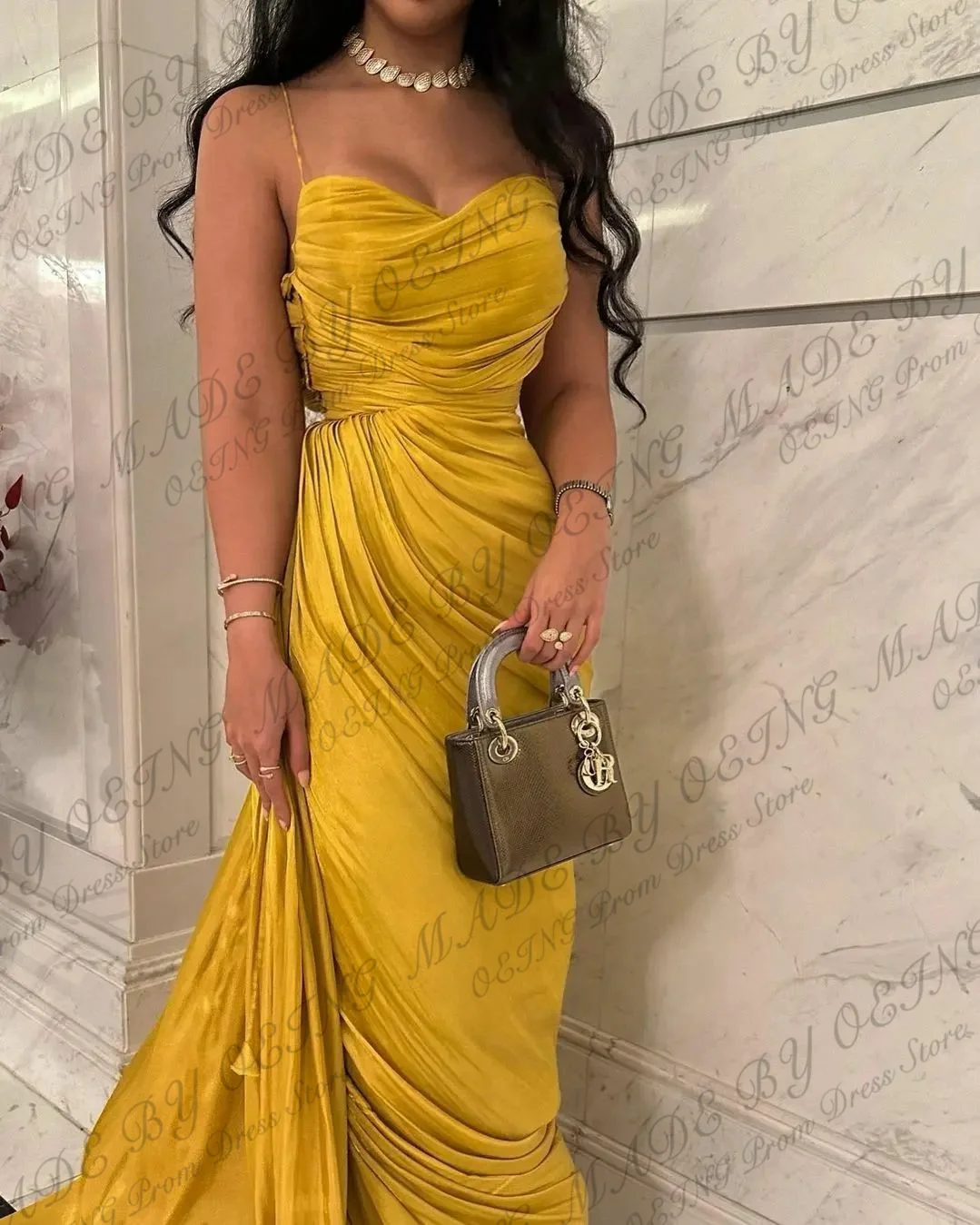 OEING Vintage Evening Dresses Simple Gold Spaghetti Strap Silk Pleated Prom Dress With Train Formal Occasion Gowns Gala 2024